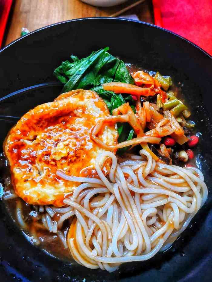 聚宝螺蛳粉(西安总店)-"[薄荷]环境:店外面写着:这世界上只有.