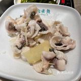 成箱农夫山泉矿泉水作锅底