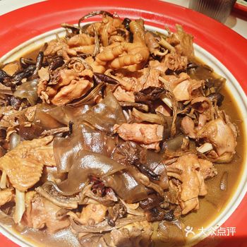 美团168的套餐，里面有整鸡，选了菌菇粉皮酱汁鸡