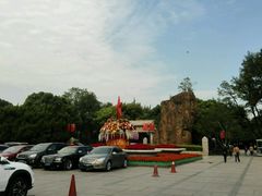 向先烈献花-上海市龙华烈士陵园