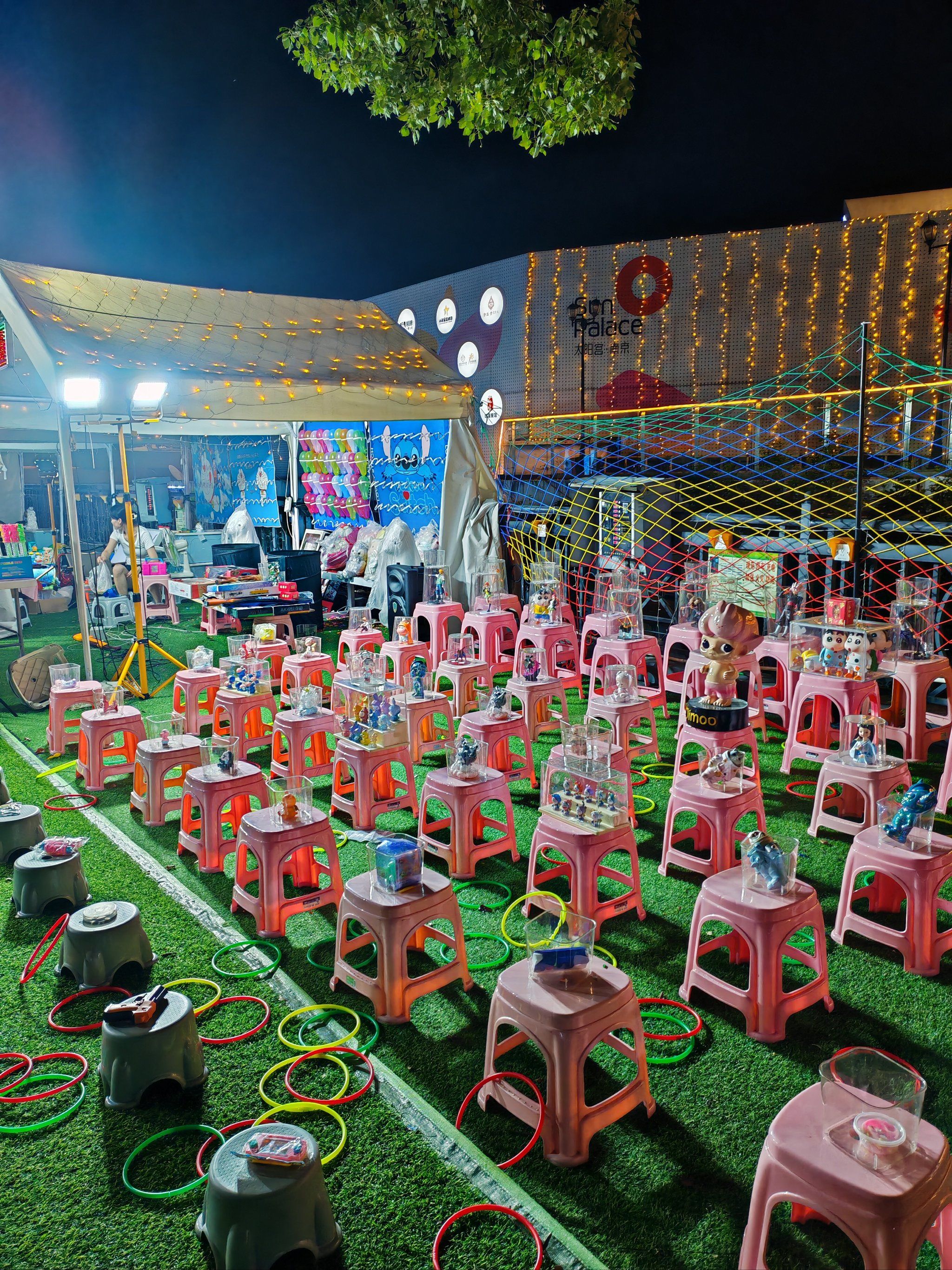 夜市摊位逛不停