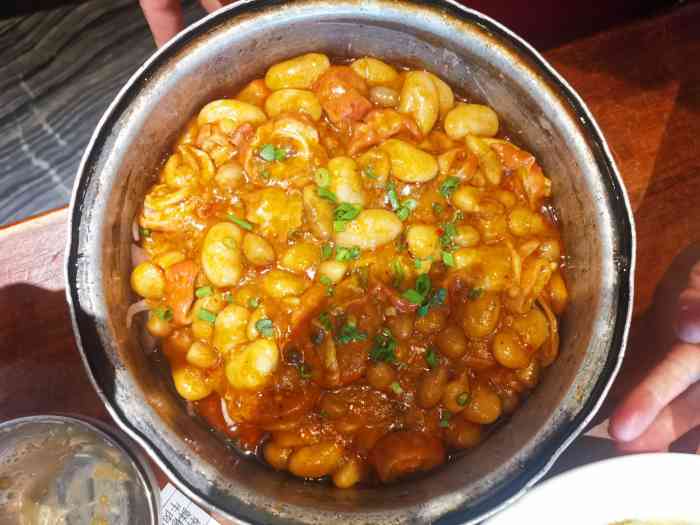 赵肥肠(王府井店)-"他家的菜品都是以肥肠为主.三个人点了四个.