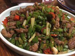 姜片香芹炒黄牛肉-秋色客家菜(南山店)