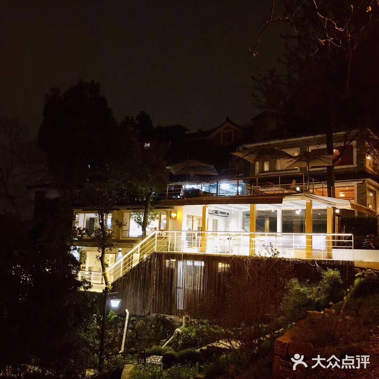 夜有一叶，日有一餐，足。此逍遥情人间少见。浮生可诗猫乎