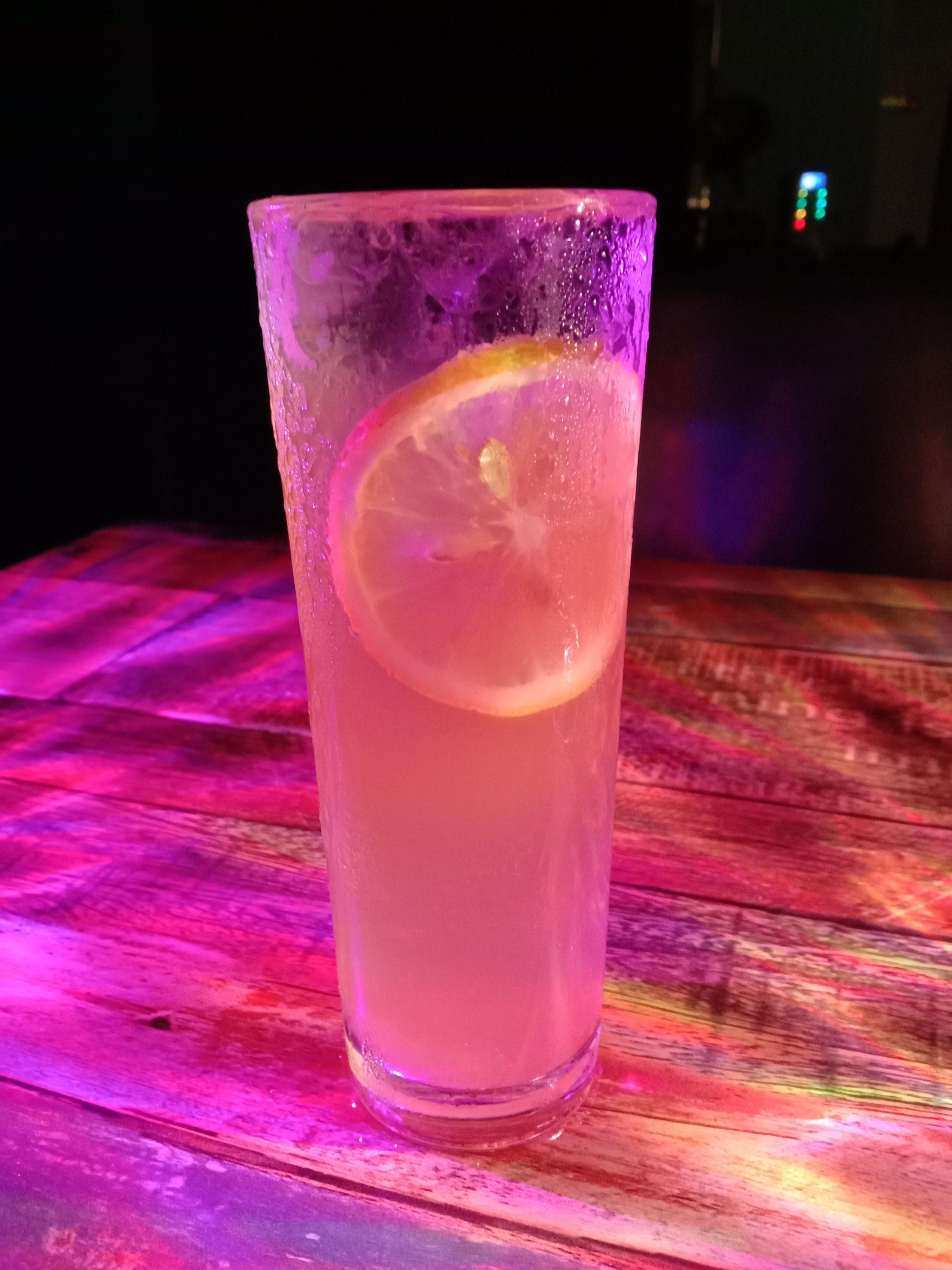 🥂酒水和菜品都很合大家胃口,斗酒很有风味,炸鸡,炸串很受欢迎,麻辣