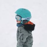 简直是太难得了，孩子滑雪还能这么溜