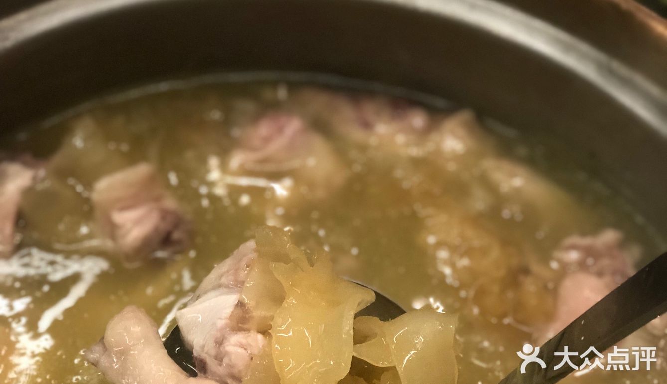 隔壁还有一家路边港式街头风的烧烤店也是他们家的