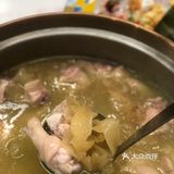 隔壁还有一家路边港式街头风的烧烤店也是他们家的