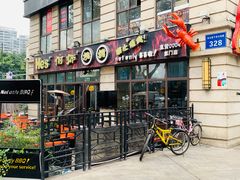 门面-何师烧烤·香辣蟹·川菜·30年老品牌(太古里旗舰店)