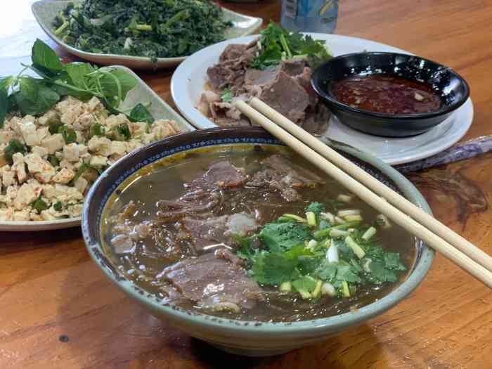 插花高三牛肉汤(老县医院分店"小时候上学的时候经常吃的牛肉粉丝汤