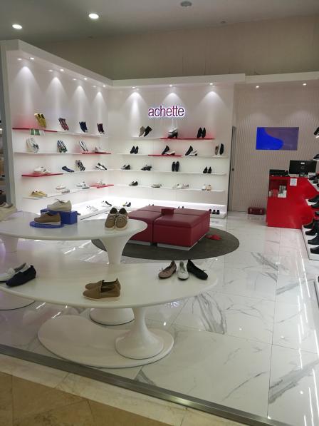 0 服务 : 4.0 中文名雅氏,总部在法国,店铺和鞋款简洁大方.