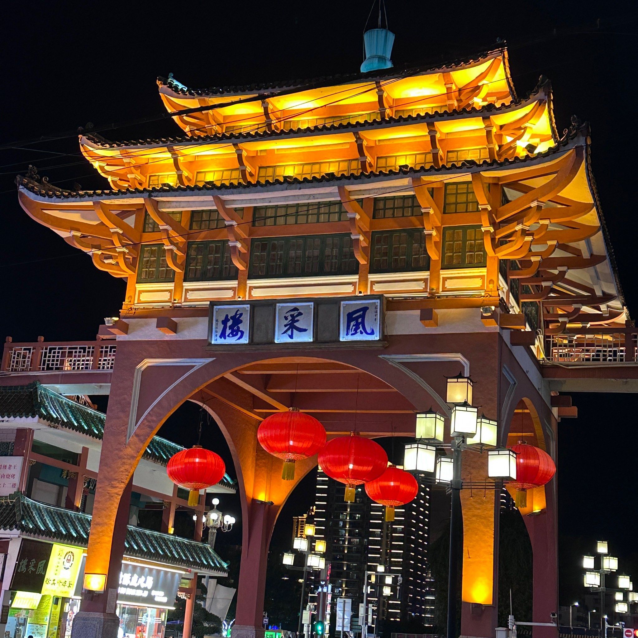 百年东街建筑是欧洲风,装修后夜景真的很好看