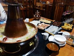 -果松木炭酸菜铜火锅·外婆参鸡汤