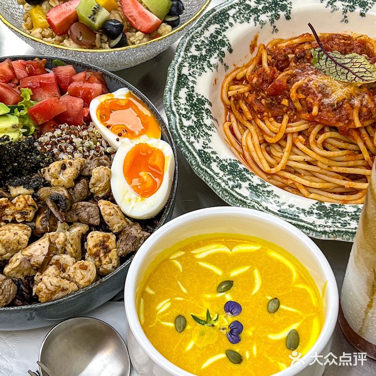 来青岛最爱的街景窗边brunch‼️雨天来好浪漫