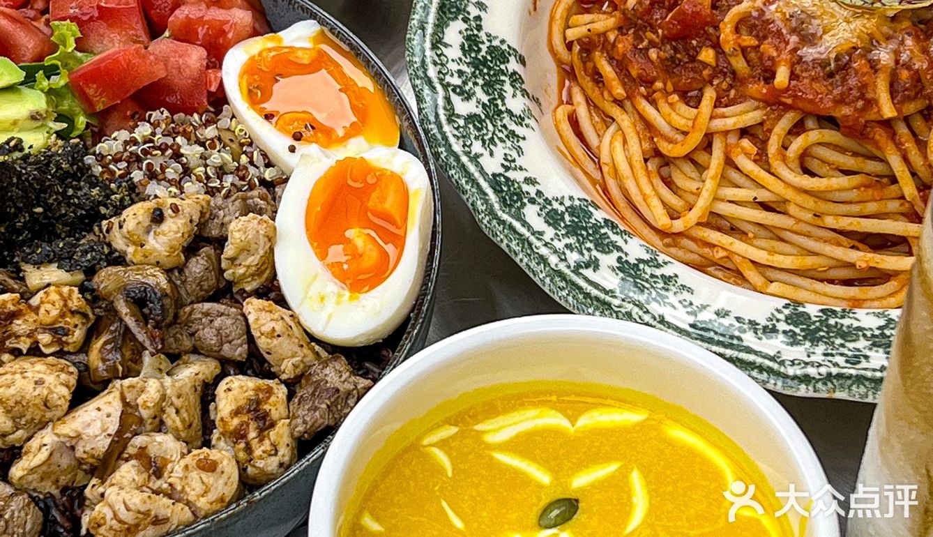来青岛最爱的街景窗边brunch‼️雨天来好浪漫