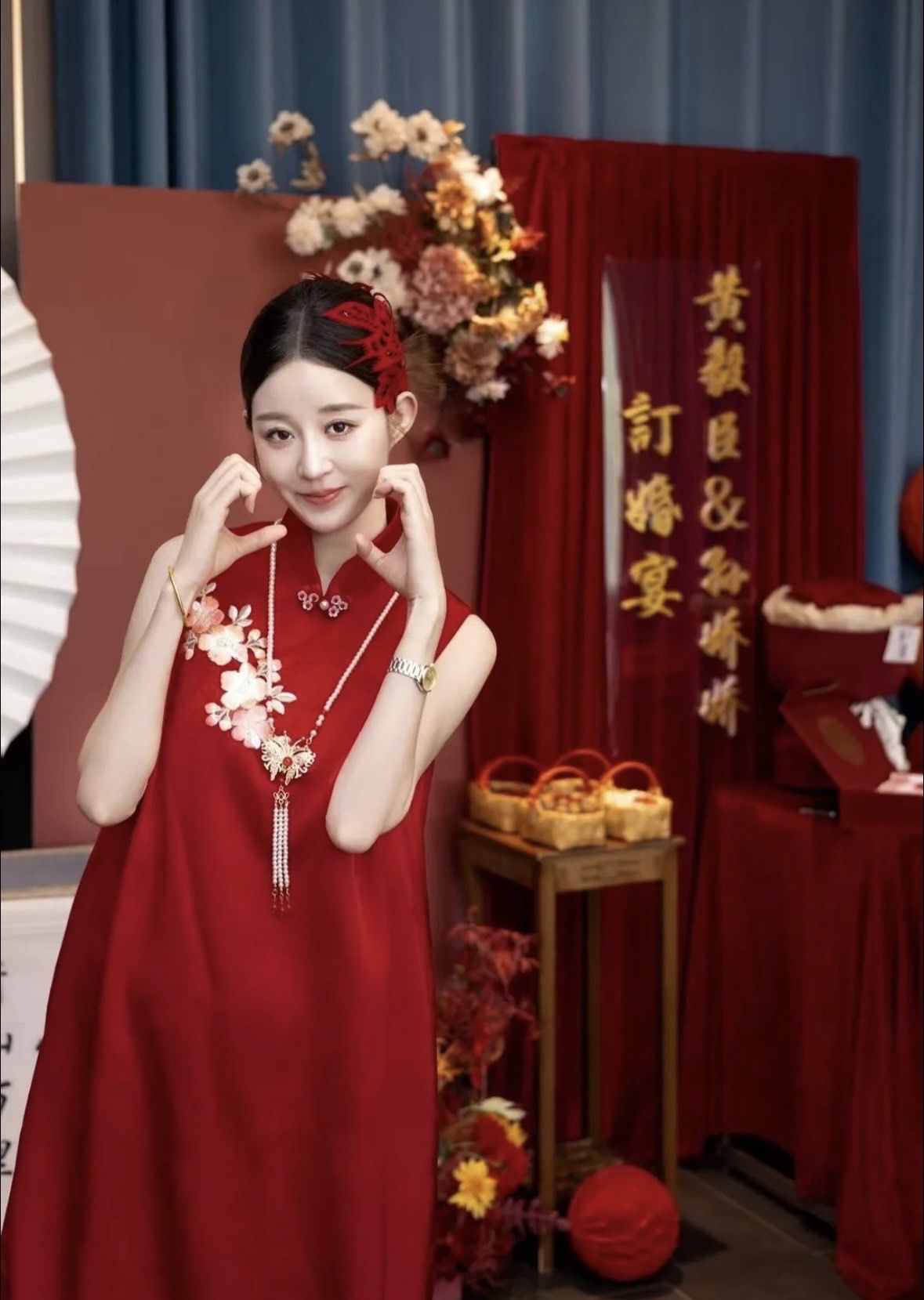 婚礼红袍超显气质新娘出门新中式出门婚礼
#红色旗袍 #新中式 #出阁