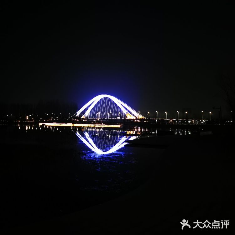 未来科学城滨水公园夜色也很漂亮，远处有，凹造型的灯光秀