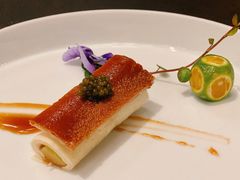 鱼子酱配脆皮烤乳猪-广州文华东方酒店·江-由辉师傅主理