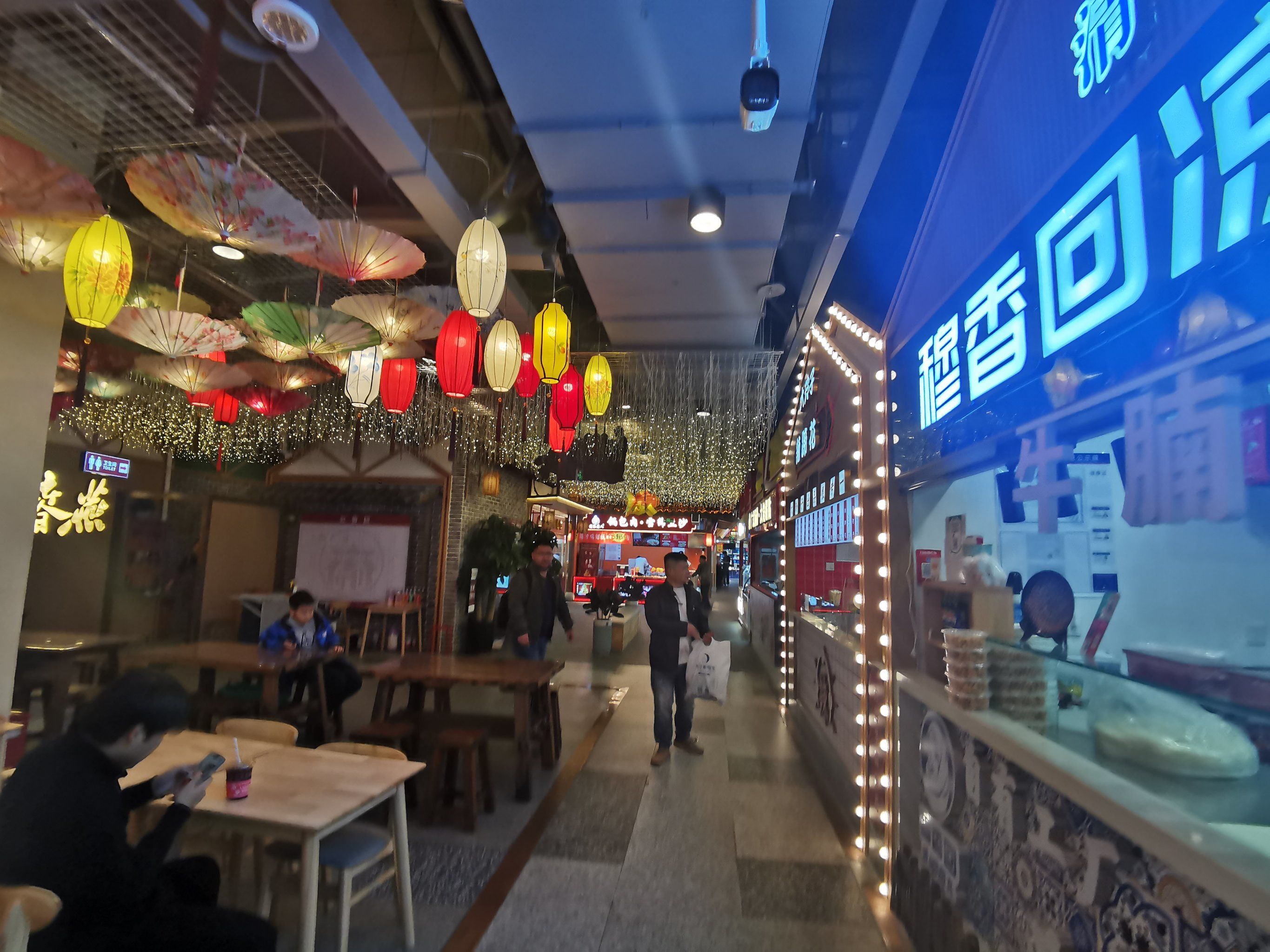 室内美食小天地