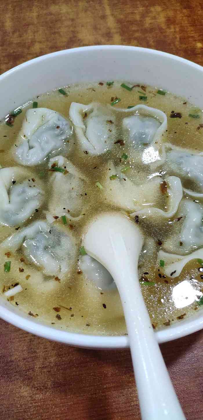 打分 感冒没撒胃口,公司楼下吃碗馄饨,谈不上好吃难吃,随便吃吃