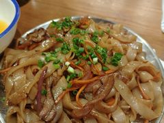 -何妹湿辣牛肉·粤式烧烤砂煲(桂雅路店)
