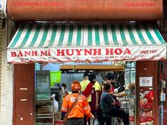-Bánh Mì Huynh Hoa