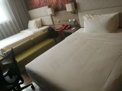 -西安大雁塔科技大学地铁站亚朵酒店