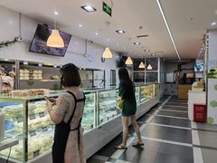 面包甜点陈列柜-白玉兰食品(中山公园龙之梦店)