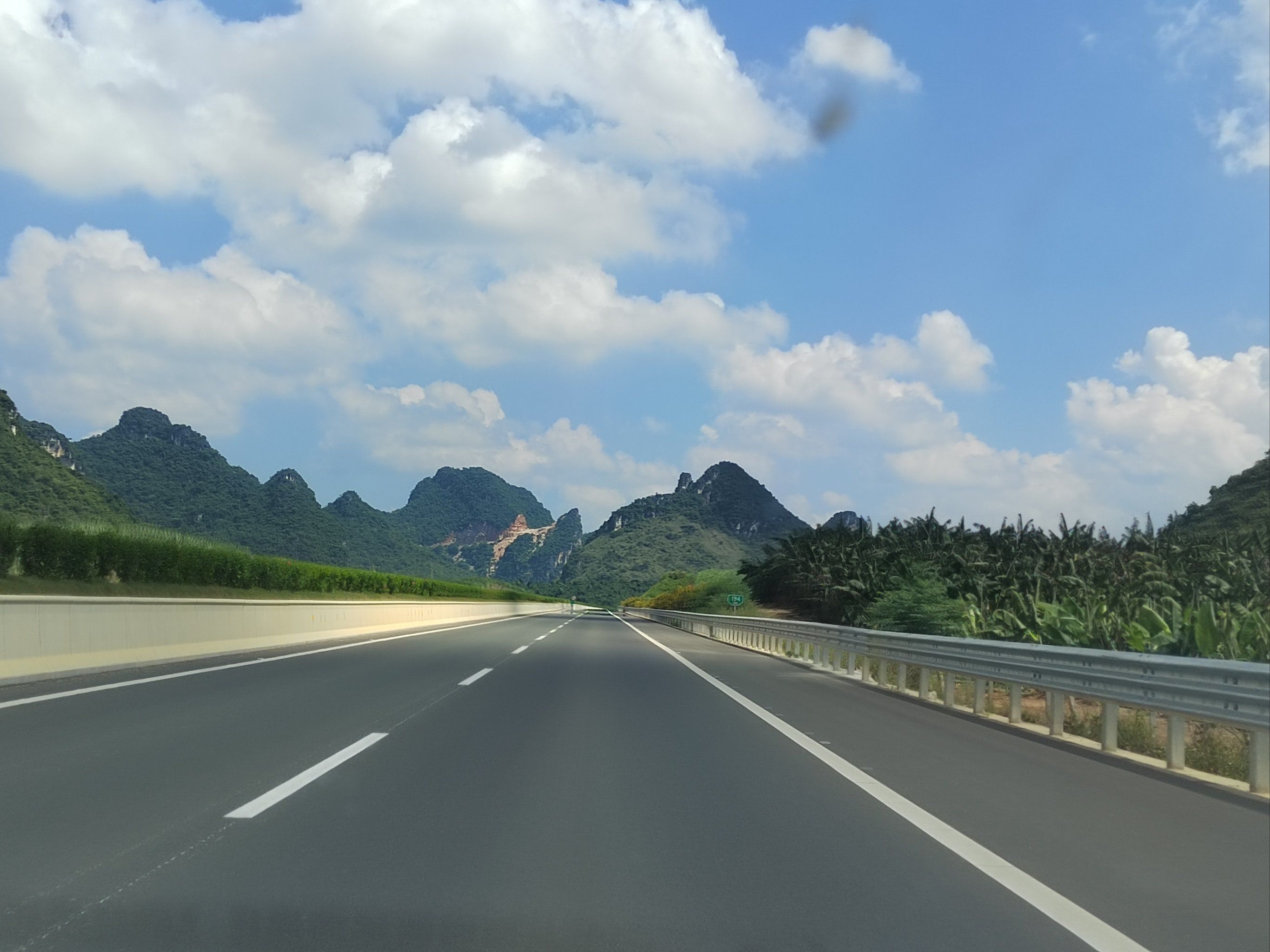 路上没见到有车
67#最美乡村公路 #有一种山叫广西的山 #沿途风景