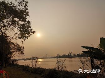 找个有水有草坪的环境好的地吧