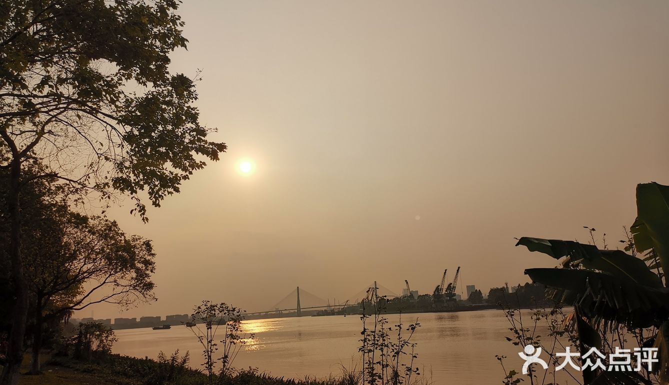 找个有水有草坪的环境好的地吧