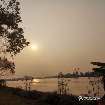 找个有水有草坪的环境好的地吧