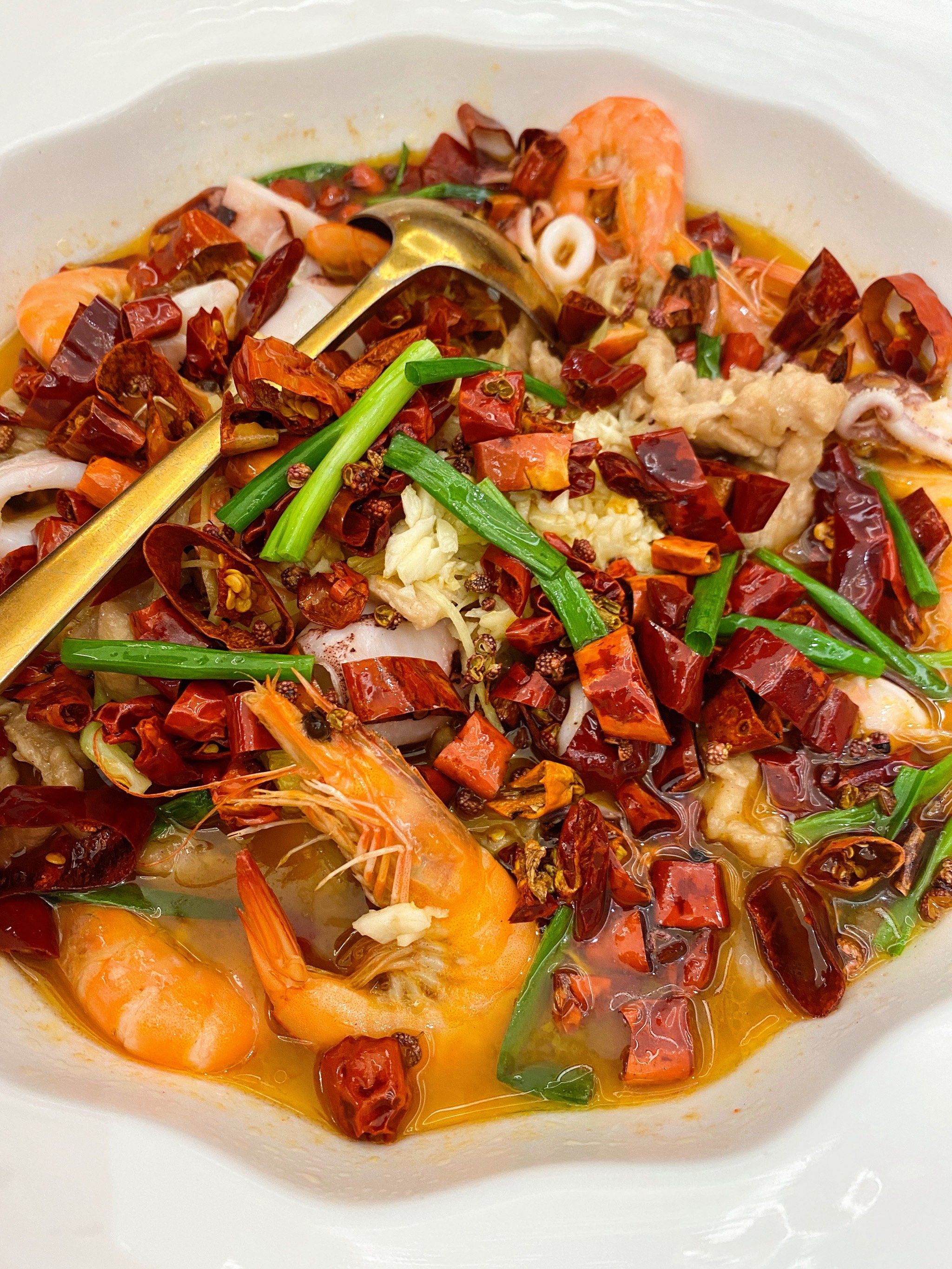 适合一大帮人一起去吃,有包间,服务员态度挺好的,有芋头煲,水煮三鲜