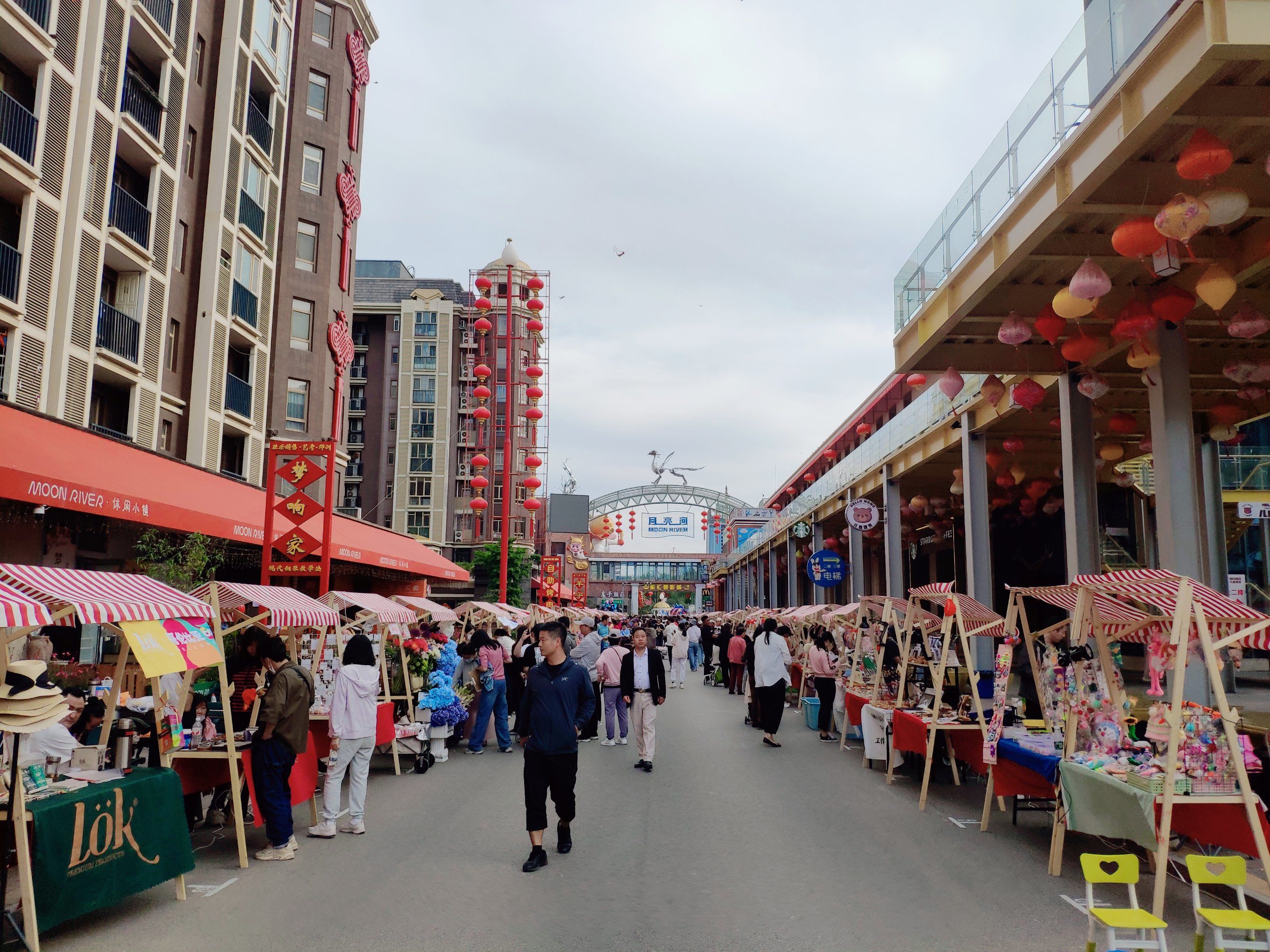 集市摊位逛不停