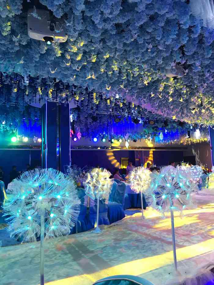 悦福瑞酒楼(郭杜店)-"朋友结婚在这里办婚礼,一楼一进来就是这个.