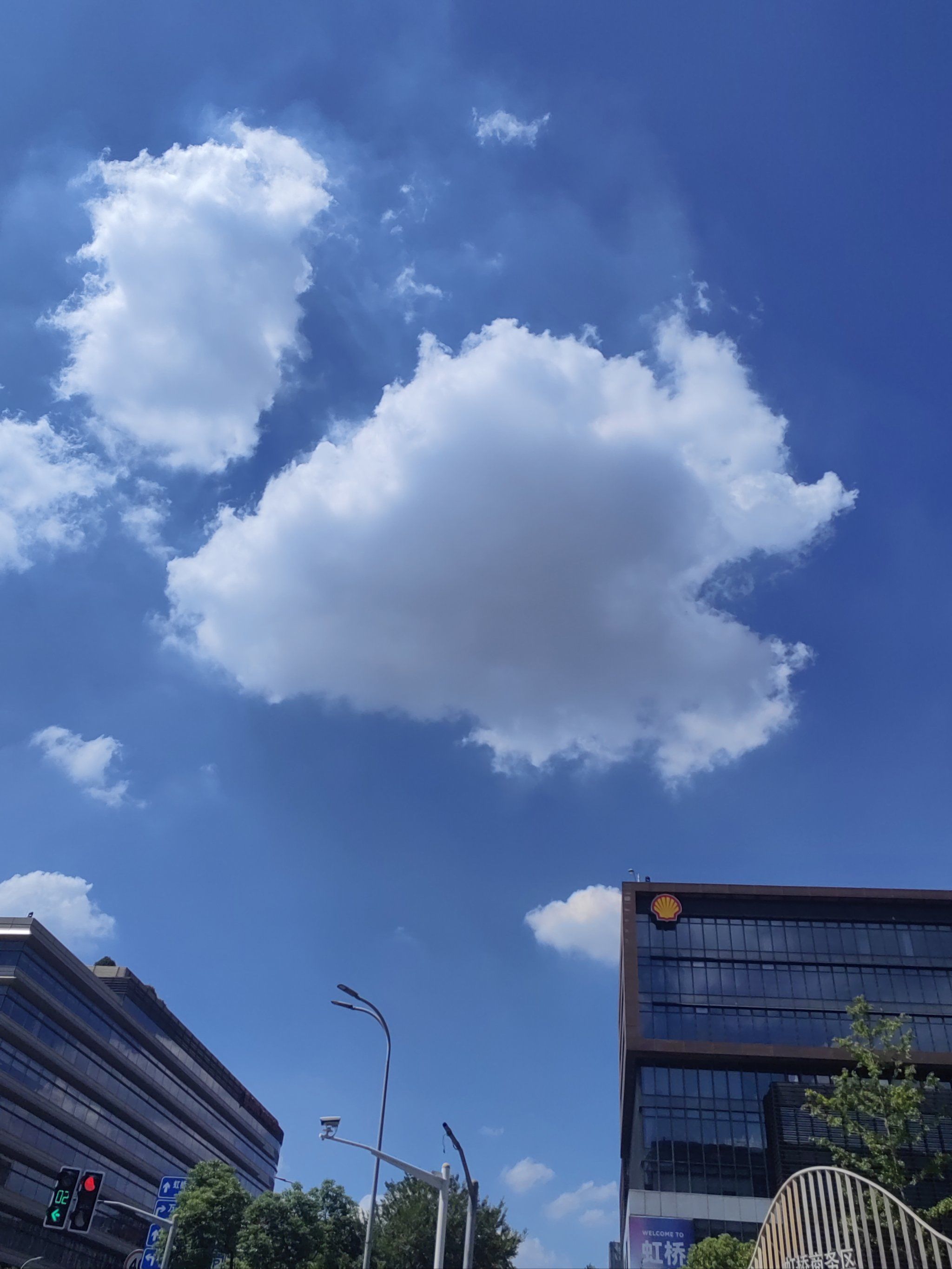 上海的天空都是二次元的了