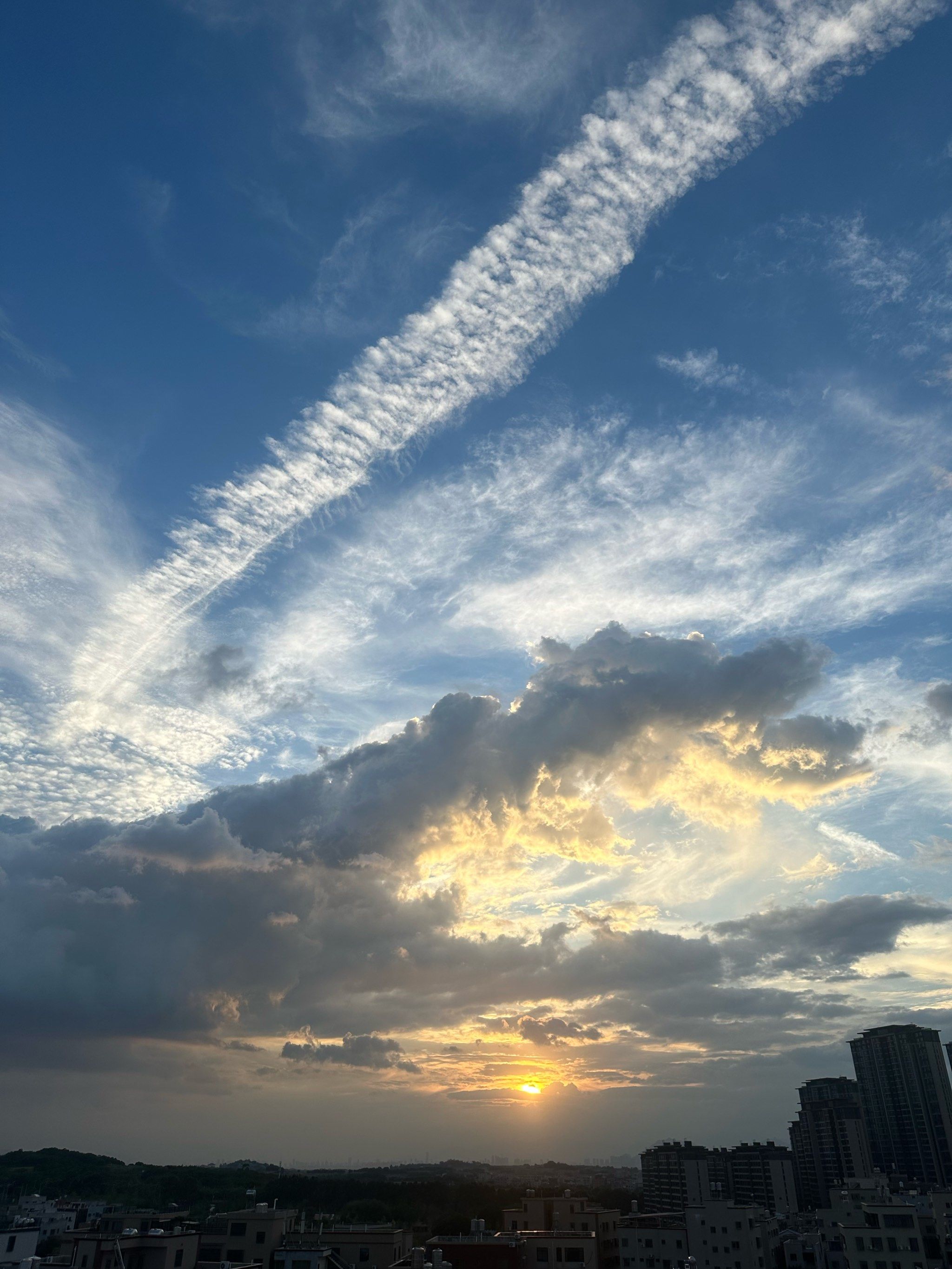 台风摩羯逼近的天空,暴风雨前的宁静
