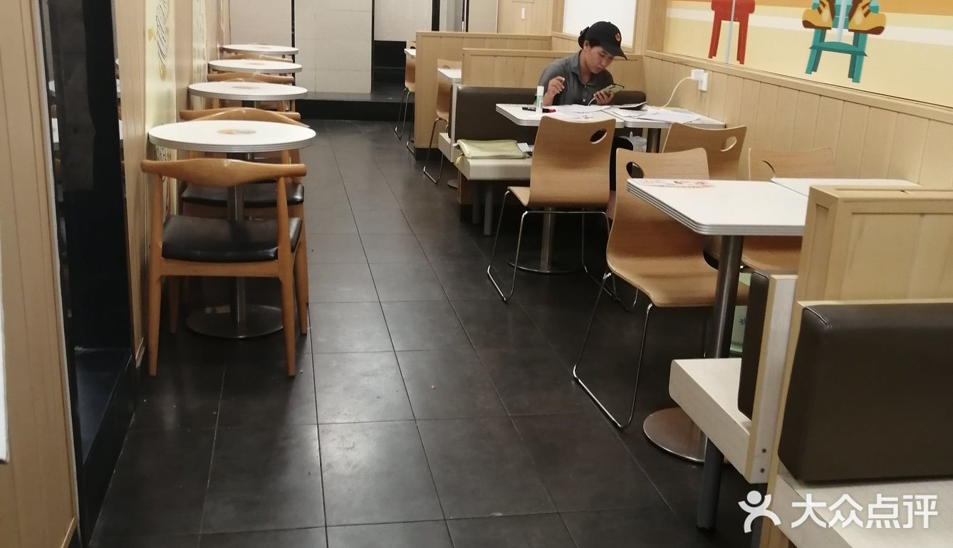 不像肯德基、麦当劳之类加盟店，人家可是专业培训的