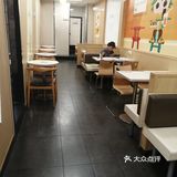 不像肯德基、麦当劳之类加盟店，人家可是专业培训的
