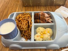 -汽车博物馆主题餐厅