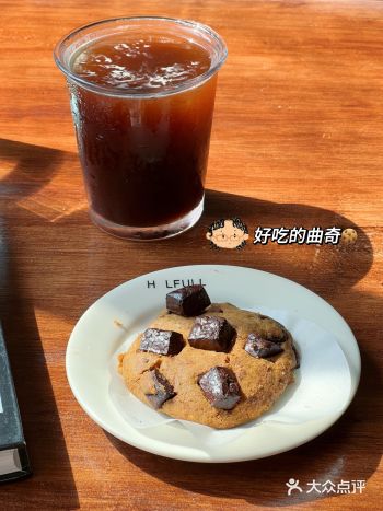 坐在窗边喝杯冰美式吃块大曲奇