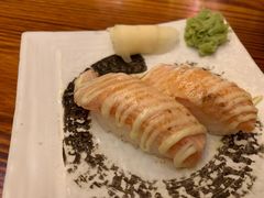 火炙焦糖三文鱼手握-坂吉屋·居酒屋深夜食堂(龙湖店)