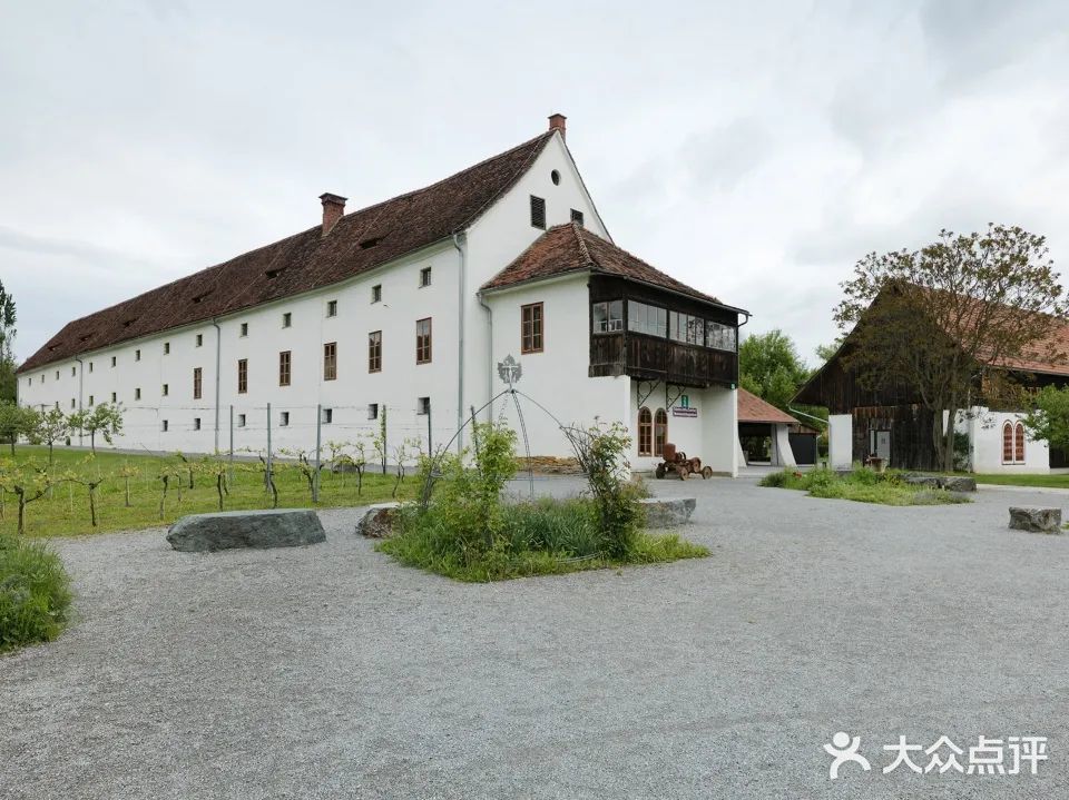 Monistrol-Vila站办公室立面改造与室内设计[胜利]