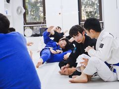 -菠萝格斗巴西柔术训练馆