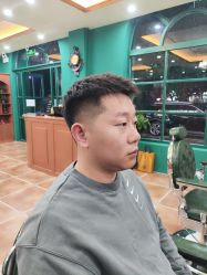 -东方先生国潮男士理发馆