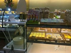 面包甜点陈列柜-康欣烘焙连锁(湛师店)