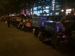 等餐的外卖小哥-京粮广场