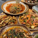 几乎每一个都开口 辣炒的佐料相当多 好吃到咂嘴