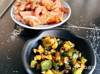 食材:青椒,蒜,生抽,盐,胡椒粉,牛肉,油