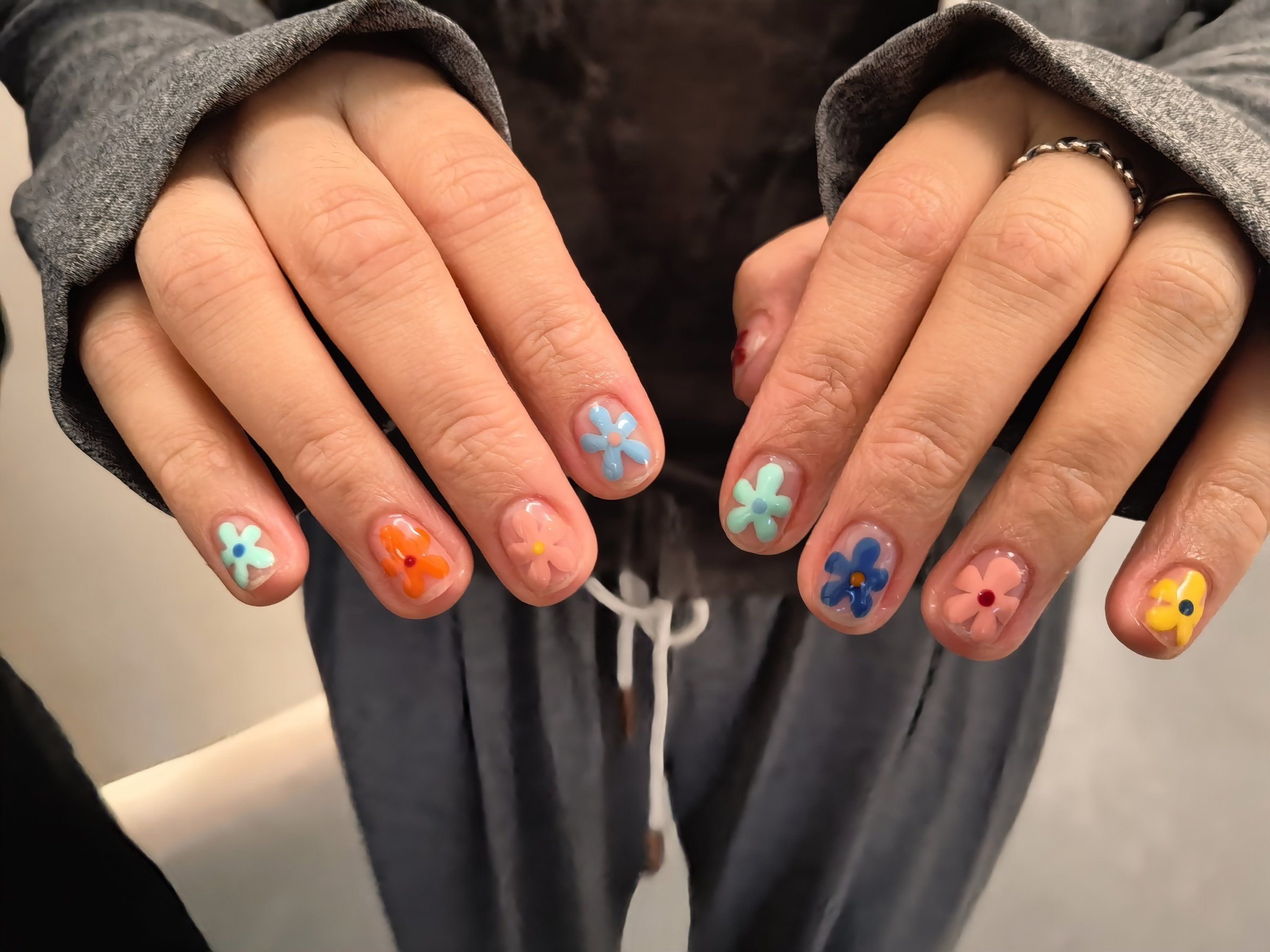 各种颜色的小花花做在指甲上,春日氛围拉满